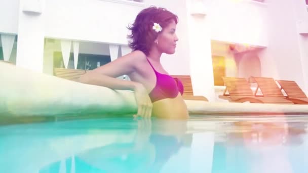 Vacker Kvinna Bikini Poserar Swimmingpool Filmad Från Vattnet — Stockvideo