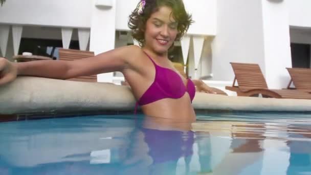 Krásná Žena Bikinách Pózující Bazénu Natočeném Zpod Vody — Stock video