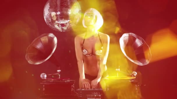 Fashionable Beautiful Female Playing Turntables — Vídeos de Stock