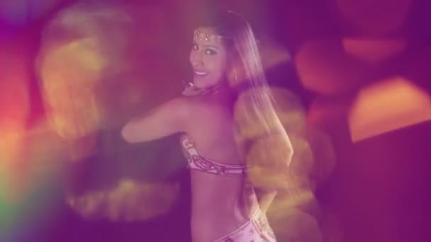 Μια Όμορφη Ανατολίτικη Belly Dancer Στούντιο Πυροβολούν — Αρχείο Βίντεο