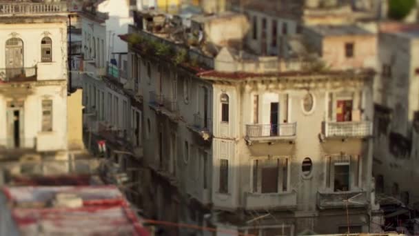 ハバナ キューバの通りを見下ろすチルトとシフトのタイムラプス — ストック動画