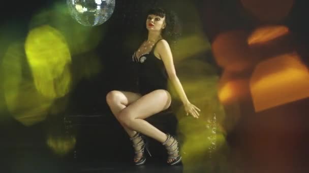 Красивая Бурлеск Женщина Танцует Покрытые Диско Огни — стоковое видео