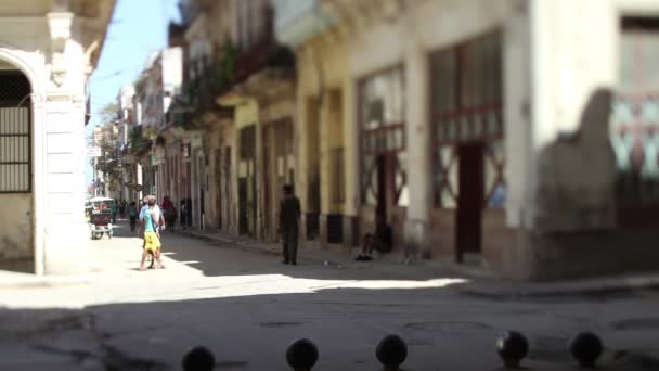 Inclinação Turno Vídeo Uma Rua Movimentada Havana Cuba — Vídeo de Stock