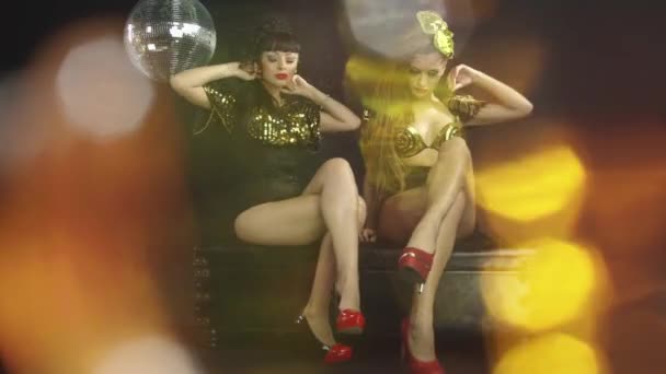 Dos Hermosas Mujeres Burlescas Bailando Alrededor Una Bola Purpurina — Vídeo de stock
