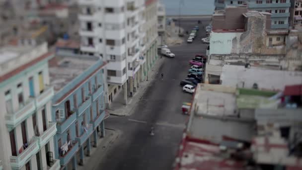Kantel Verplaats Video Naar Beneden Kijkend Straat Havana Cuba — Stockvideo