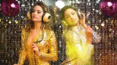 Dans eden iki güzel disko kadını. Moda, güzellik, müzik ve olaylar için kullanışlı