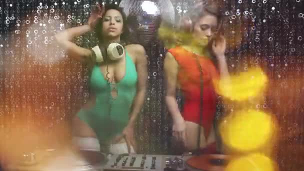 Duas Belas Mulheres Discoteca Com Djing Com Gira Discos Útil — Vídeo de Stock
