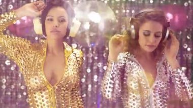 Dans eden iki güzel disko kadını. Moda, güzellik, müzik ve olaylar için kullanışlı