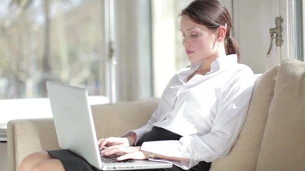 Kobieta Biznesu Pracuje Laptopie — Wideo stockowe