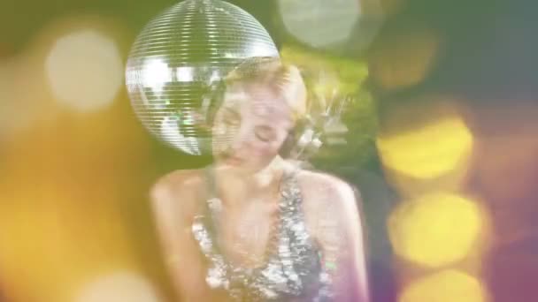 Красива Жінка Танцює Навушниками Поруч Диском — стокове відео