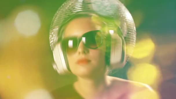 Hermosa Hembra Bailando Con Auriculares Junto Una Discoball — Vídeos de Stock