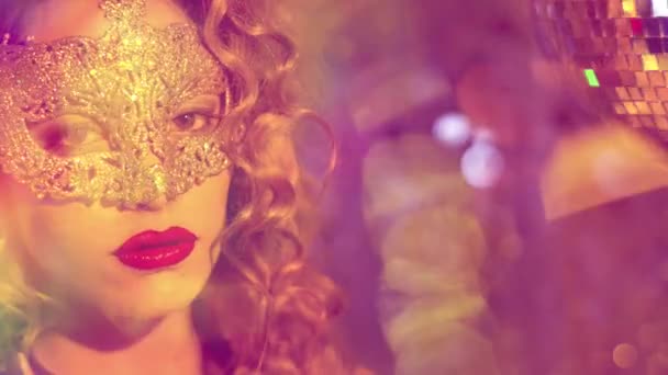 Μια Όμορφη Γυναίκα Μάσκα Μεταμφίεσης Και Χορό — Αρχείο Βίντεο