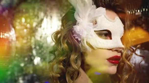 Smuk Kvinde Iført Maskerade Maske Dans – Stock-video