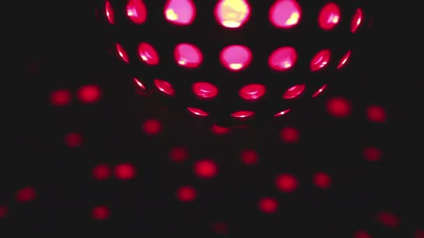 Uma Bola Discoteca Colorida Com Efeitos Luzes Lasers — Vídeo de Stock