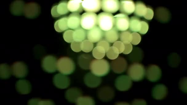 光とレーザー効果を持つカラフルなディスコボール — ストック動画