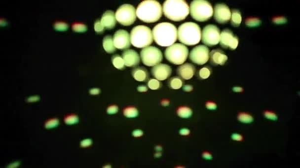 Барвистий Диско Куля Ефектами Світла Лазерів — стокове відео