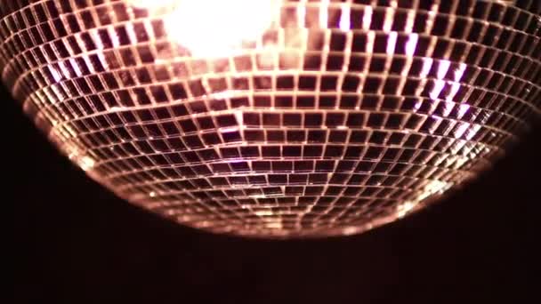Μια Πολύχρωμη Ντίσκο Μπάλα Φώτα Και Εφέ Λέιζερ — Αρχείο Βίντεο