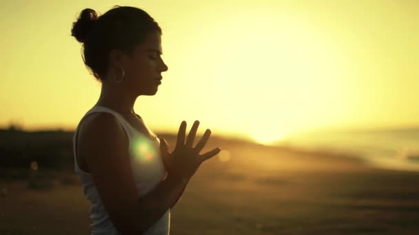 Mujer Haciendo Yoga Pose Oración Mañana Una Playa — Vídeos de Stock