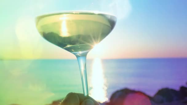 Hand Holding Champagne Glas Aan Zee Met Kleurrijke Overlay Lichten — Stockvideo