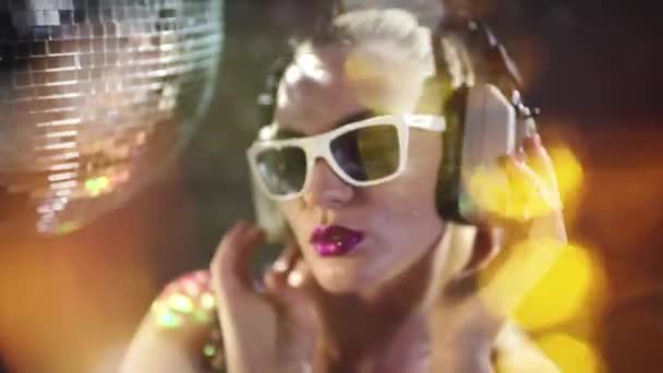 Beautiful Female Dancing Headphones Next Discoball — Stock Video