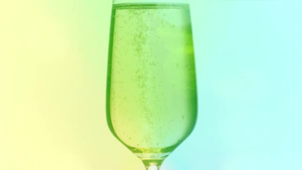 Champagne Borrelend Een Glas Met Kleurrijke Zachte Lichtjes — Stockvideo