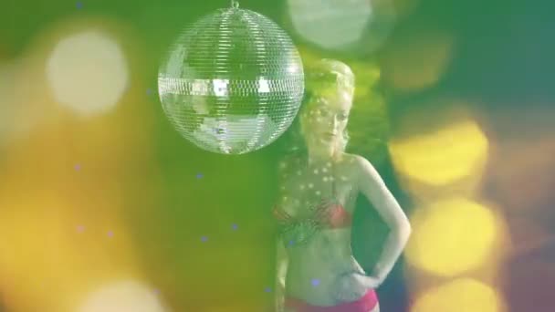 Красива Жінка Танцює Навушниками Поруч Диском — стокове відео