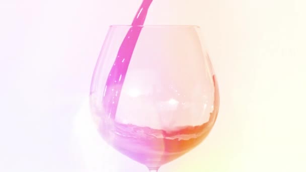 Giet Rode Wijn Een Glas Met Kleurrijke Overlay Lichten — Stockvideo