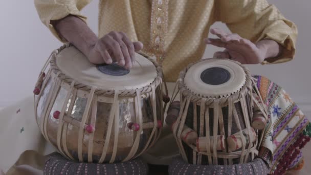 Nahaufnahme Der Hände Eines Erstaunlichen Indischen Percussion Musikers Der Mit — Stockvideo