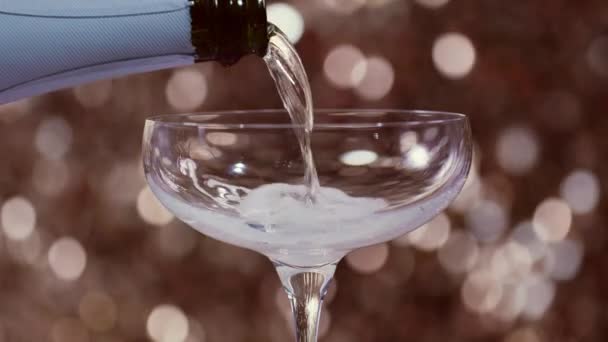 Налить Шампанское Бокал Блестящем Золотом Фоне — стоковое видео