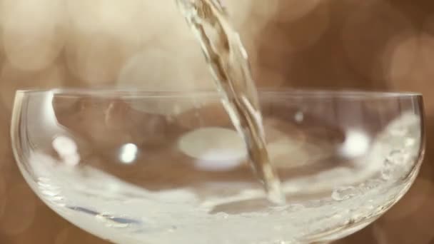 Champagner Ein Glas Vor Goldenem Hintergrund Gießen — Stockvideo