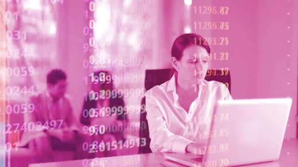 Жінка Бізнес Леді Розмиті Члени Команди Задньому Плані Технологічним Кодом — стокове відео