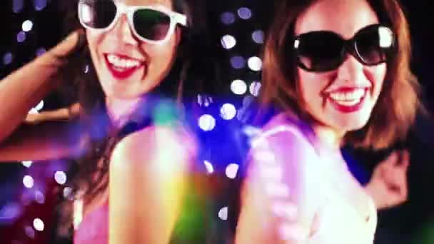 Two Female Friends Dancing Together Night Club Setting — Vídeo de stock