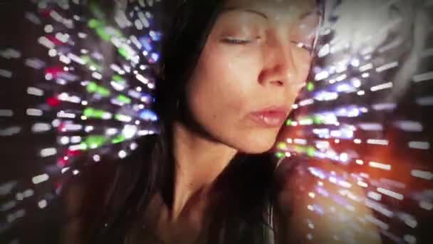 Vrouw Dansend Een Nachtclub Setting Met Laser Lichte Trails — Stockvideo