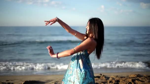Bela Mulher Balear Dançando Nascer Sol Uma Praia — Vídeo de Stock