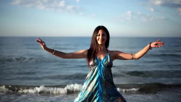 Bela Mulher Balear Dançando Nascer Sol Uma Praia — Vídeo de Stock