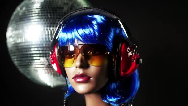 Mannequin Head Wearing Retro Headphones Looking — Video