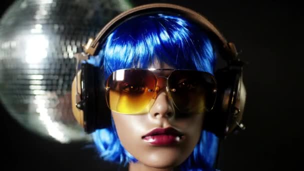 Mannequin Head Wearing Retro Headphones Looking — Video