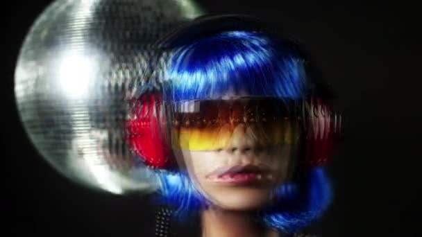 Mannequin Head Wearing Retro Headphones Looking — Stockvideo