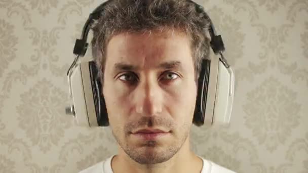 Different Male Female Heads Overlayed Glitching Changing Vintage Headphones — Stockvideo