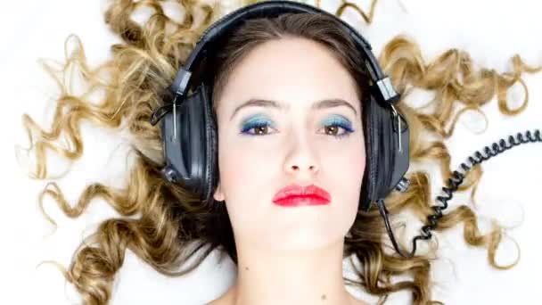 Beautiful Female Head Shot Changing Vintage Headphones — Stock Video