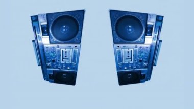 Renkli ışıklar altında dönen bir ghettoblaster müzik seti.