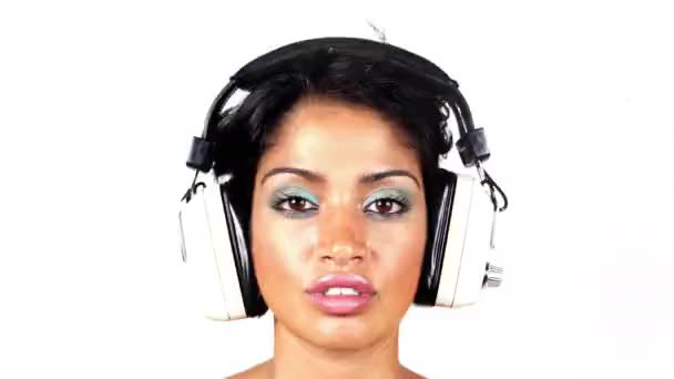 Різних Чоловічих Жіночих Лицьових Боків Накладені Блискучі Зміною Старовинних Навушників — стокове відео
