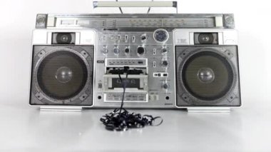 Retro ghettoblaster ve yere dökülen kaset bandı.