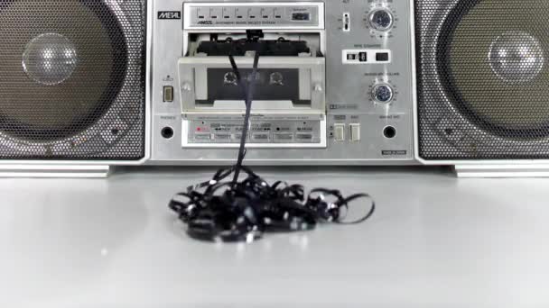 Retro Ghettoblaster Mit Kassettenband Das Sich Auf Den Boden Ausbreitet — Stockvideo