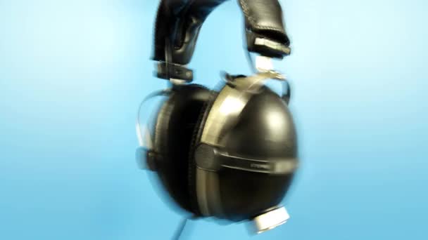 Περιστρεφόμενα Ρετρό Ακουστικά Κατά Του Μπλε — Αρχείο Βίντεο