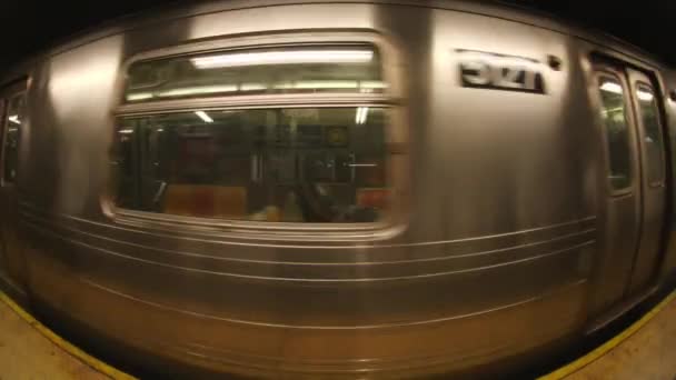 Fisheye Schoot Van Een New Yorkse Metro Die Het Station — Stockvideo