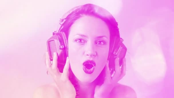 Een Mooie Vrouw Die Plezier Heeft Het Luisteren Naar Muziek — Stockvideo