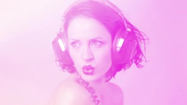 Una Hermosa Mujer Divirtiéndose Escuchando Música — Vídeo de stock