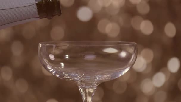 慢动作地把香槟倒进杯子里 — 图库视频影像