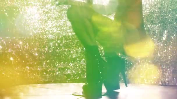 Ноги Танцовщицы Накладывающимися Огнями Диско — стоковое видео